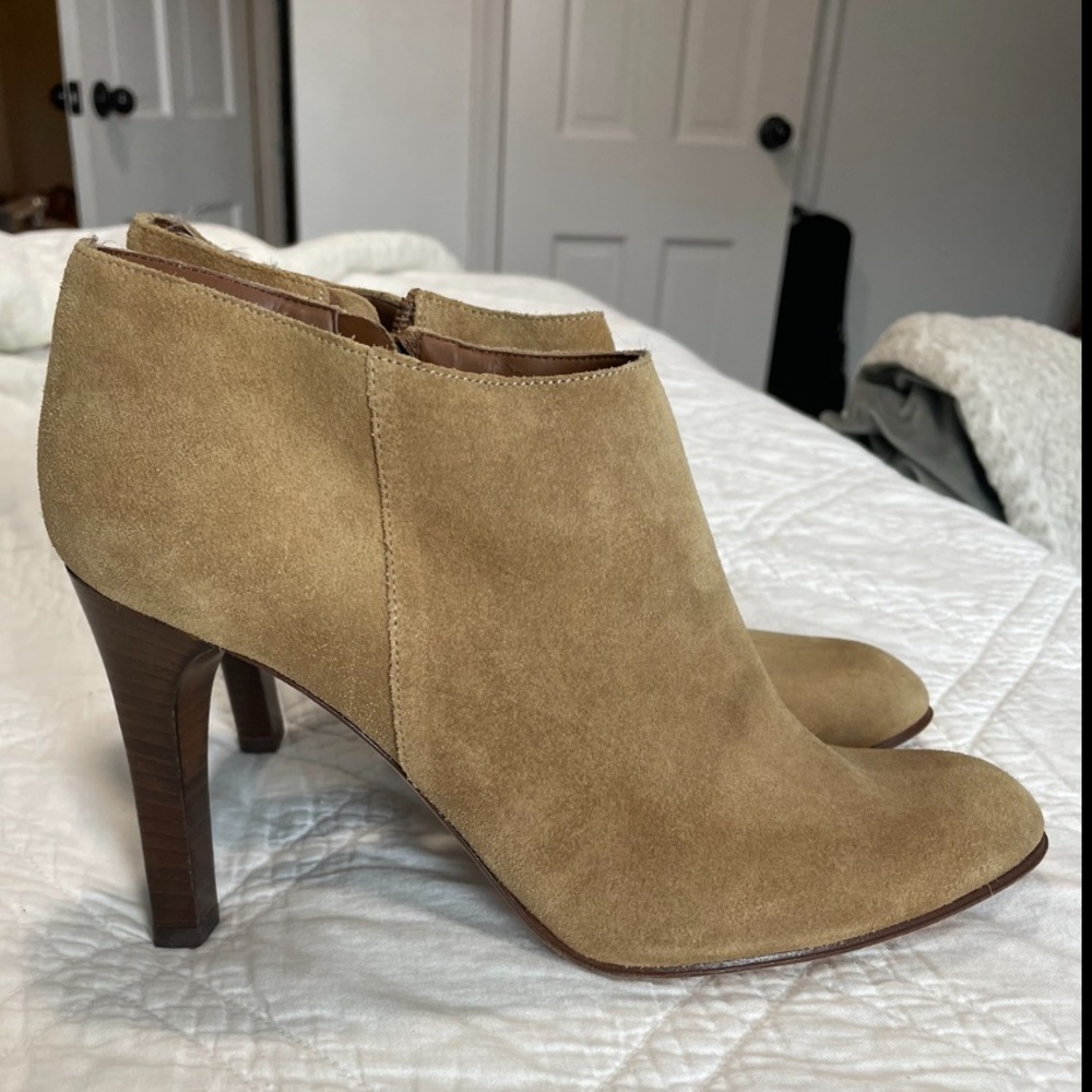 Tan suede Michael Kors ankle booties / Size 8